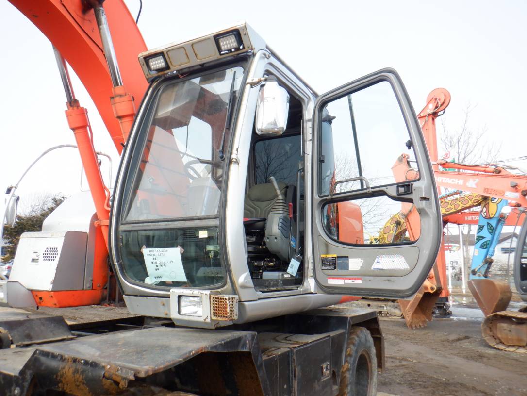 Máy xúc lốp Hitachi ZX125W 6373 2007